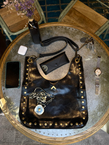 ¿Qué hay en mi bolso? ¡Descubre el Mundo Oculto de Mi Compañero de Aventuras!